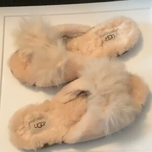 UGG peep toe Women’s slippers! Size 9. Cream color.